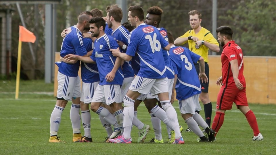 Giugaders da Schluein Glion festiveschan in gol.