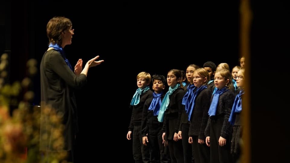Der Kinderchor «Les Enchanteurs de Ste Thérèse» singt im Stadttheater Chur