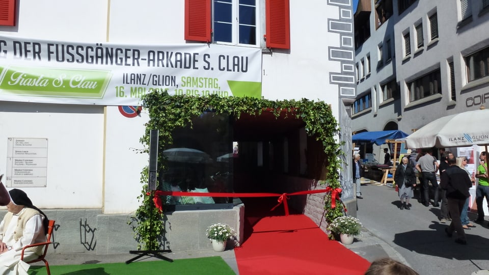 L'entrada è enramada cun feglia.