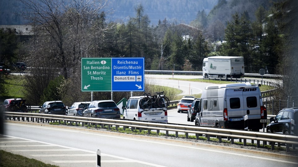 Autokolonne auf der A13 bei Reichenau
