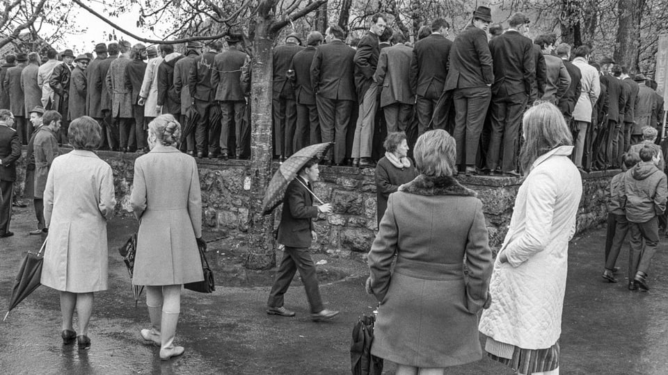 L'onn 1970 - las dunnas ston guardar co ils umens a Stans (NW) fan cumin.