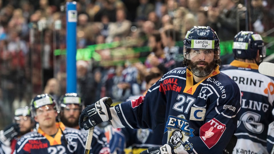 Il giugader da hockey Josh Holden sesa sin la banda.