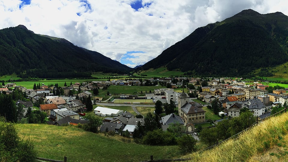 vista sin l'entir vitg da Zernez