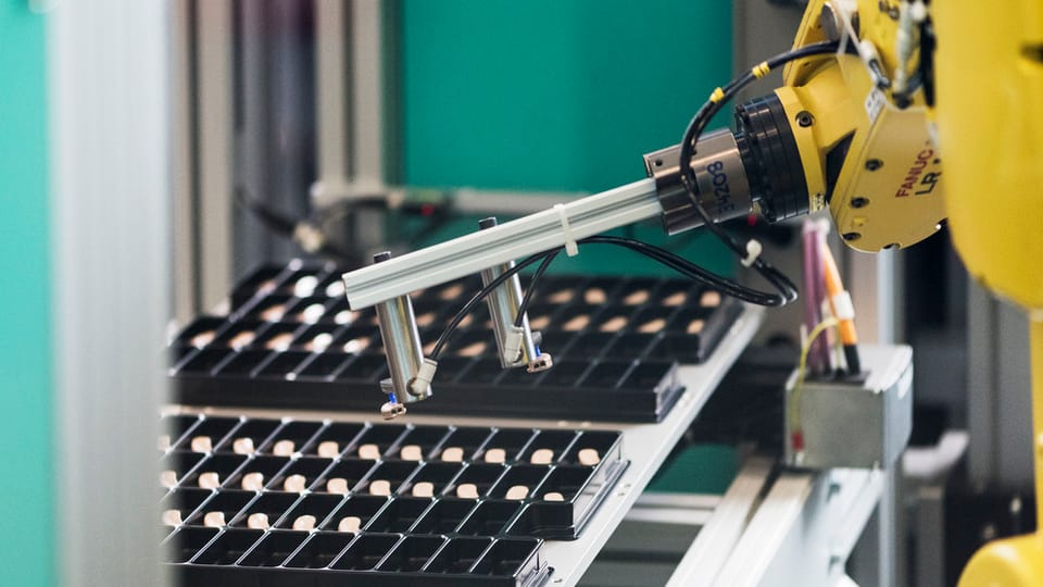Ina maschina d'industria è vid il sortir tocca d'in apparat d'udida