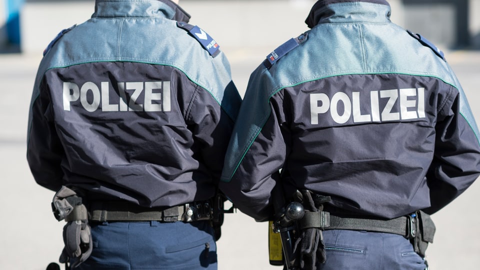 Dus policists da la polizia chantunala grischuna che mussan il dies en la foto. 