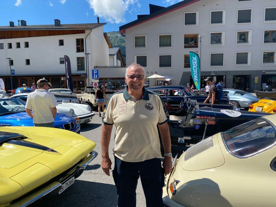 Edwin Candraja, der Gemeindepolizist, ist auch ein grosser Oldtimer-Fan.