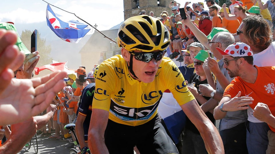 Il leader dal Tour de France, Chris Froome sin ils chaltgogns da Nairo Quintano ch’ha attatgà.