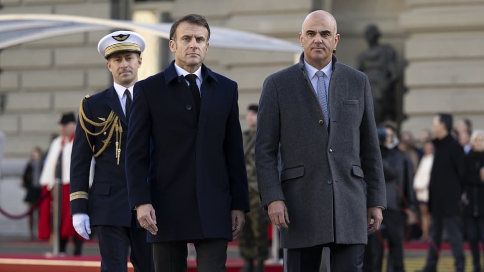 Der französische Präsident Emmanuel Macron mit dem Bundespräsidenten Alain Berset vor dem Bundeshaus in Bern.