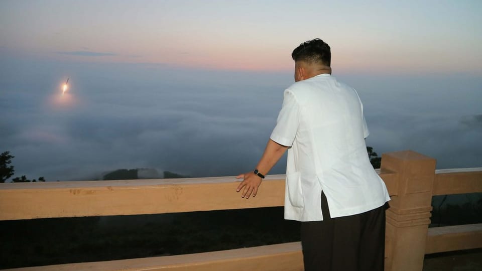 Kim Jong Un observa la partenza d'ina racheta balltica il fanadur 2014.