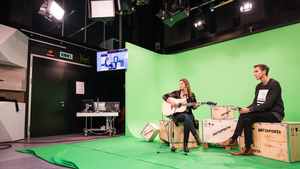 Martina Linn e Livio Chistell en il studio da televisiun RTR.