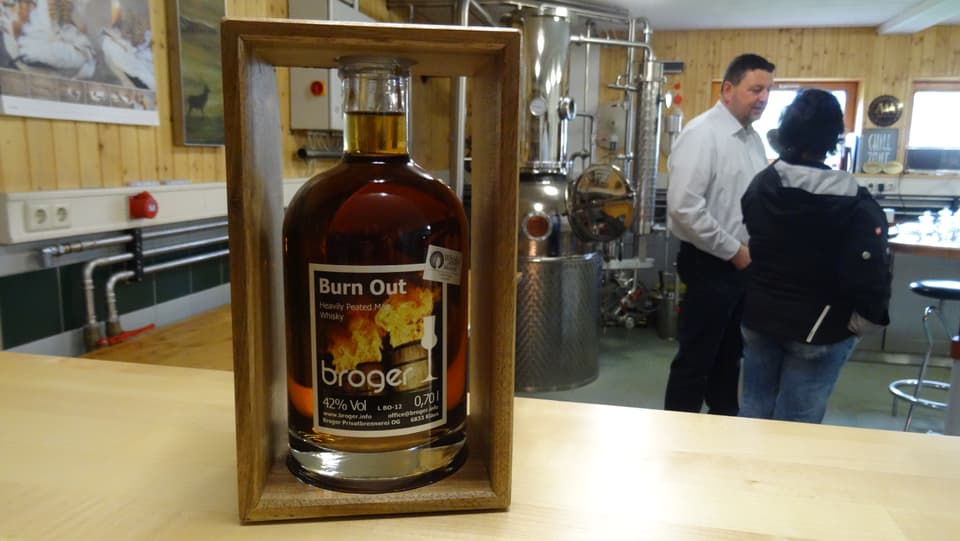 Ord la garascha ora en il mund. Il whisky «Burn Out» da la famiglia Broger.