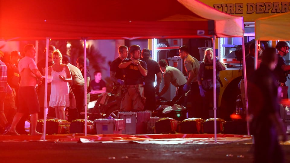 Medis tractan persunas feridas tras il sajettim ad in concert a Las Vegas. 