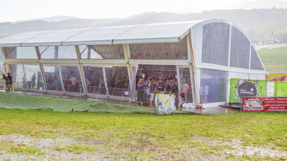I daratga. Tut la glieud e scappada en tenda.