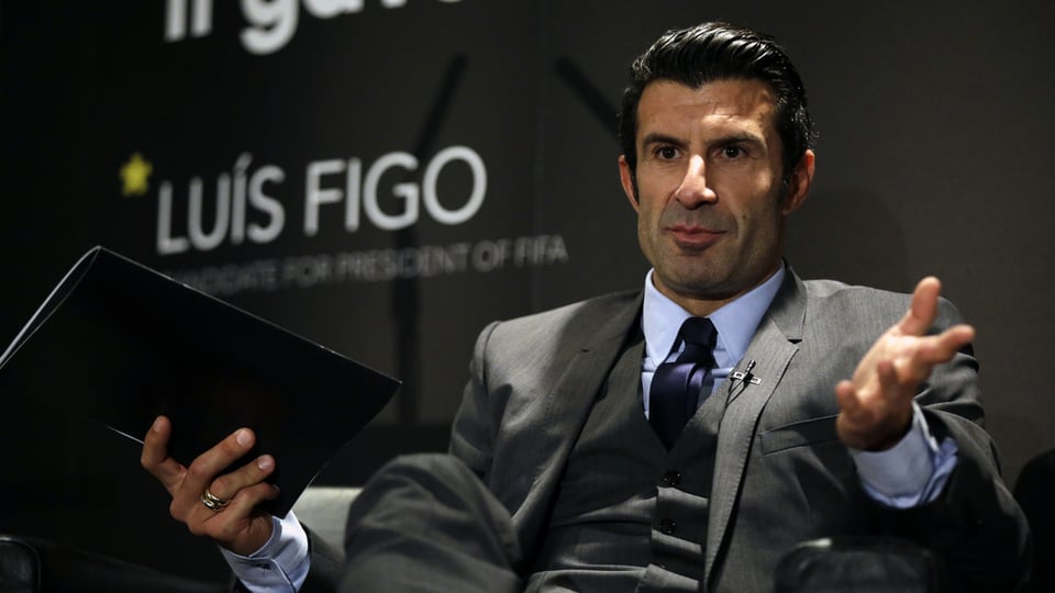 Il ballapedist Luis Figo vestgì cun mondura e cravatta
