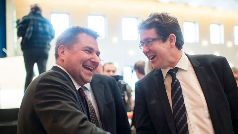 Toni Brunner gratulescha ad Albert Rösti
