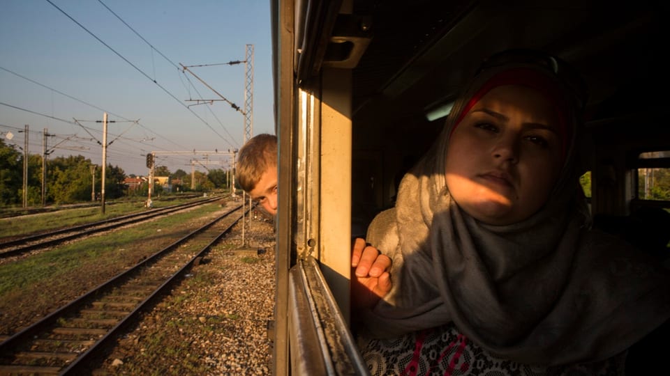 Ina dunna ed in uffant sin la fugia en in tren.