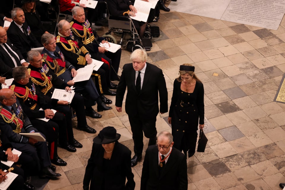Boris Johnson entra en la Westminster Abbey.