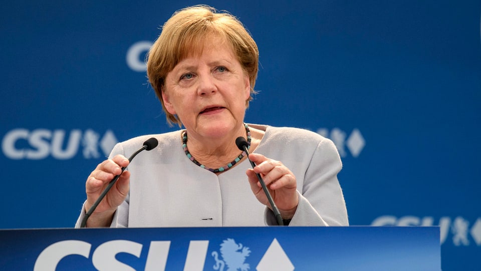 Purtret dad Angela Merkel al podi. 