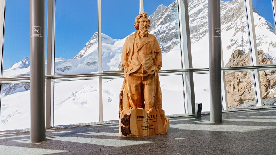 La statua da Segantini avant il panorama sin il Jungfraujoch.