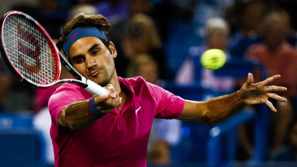 Roger Federer batta ina balla da tennis