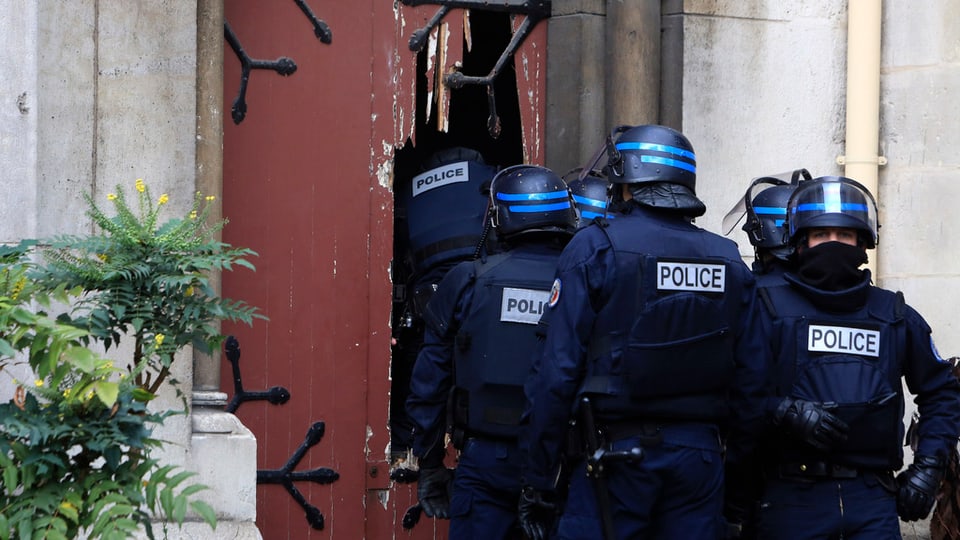  Policists franzos durant ina razzia.