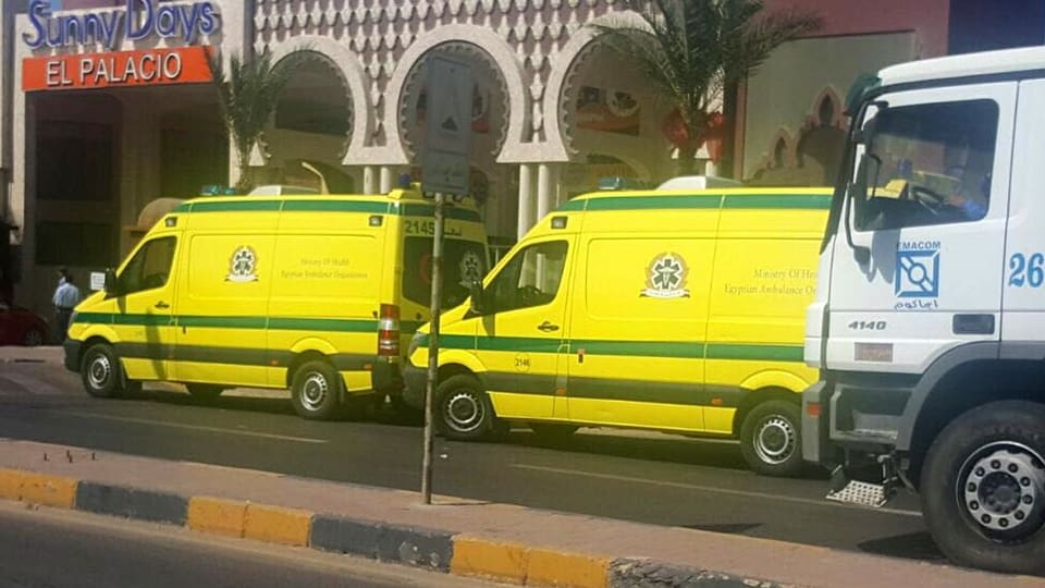Dus ambulanzas parcadas ina suenter l'autra.