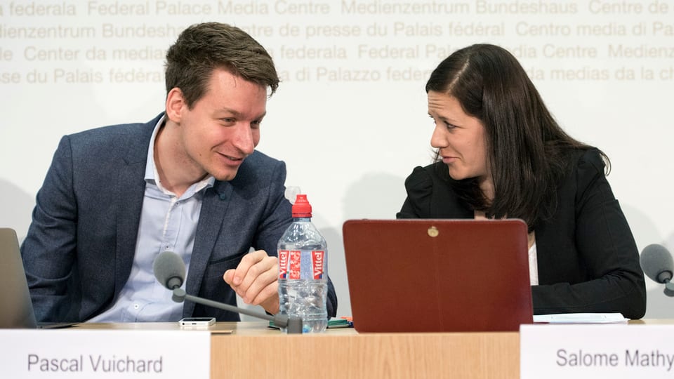 Pascal Vuichard e Salome Mathys che presidieschan la partida giuvna dals verd-liberals
