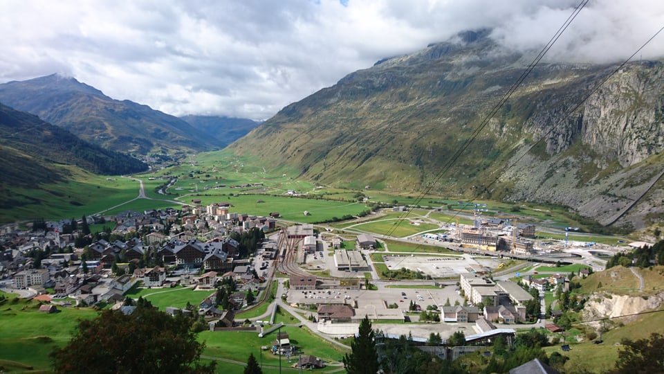 L'areal dal ressort da vacanzas Andermatt Swiss Alps sa chatta da vart dretga da Andermatt/Ursera.