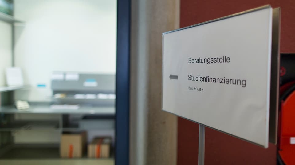 Tabla per in biro da finanziaziun da studi