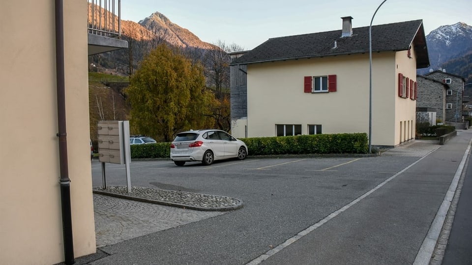 purtret da l'auto sin in parcadi a Li Curt. 