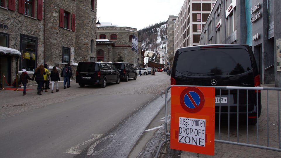 Tavla da scumand per parkar per autos che n'han nagina lubientscha.