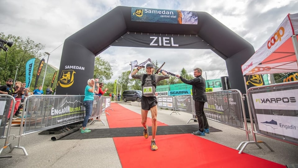 Gian Marchet Schicktanz en l'arrivada dal «Engadin Ultra Trail»