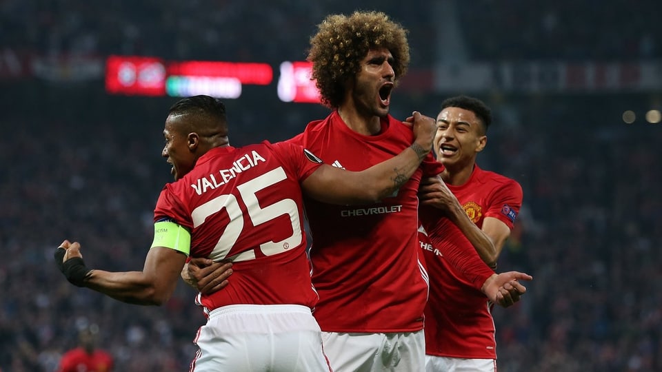 Il capitani Marouane Fellaini festivescha il gol da ManU ensemen cun Antonio Valencia e Jesse Lingard.