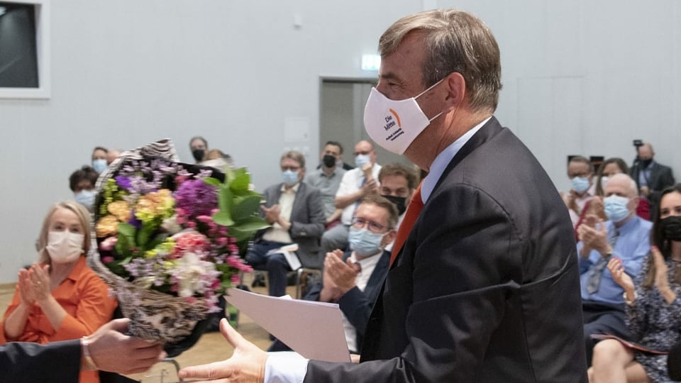 Il politicher Gerhard Pfister survegn in matg flurs.