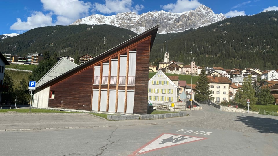 La biblioteca populara sa chatta era en il quartier Grava a Savognin.