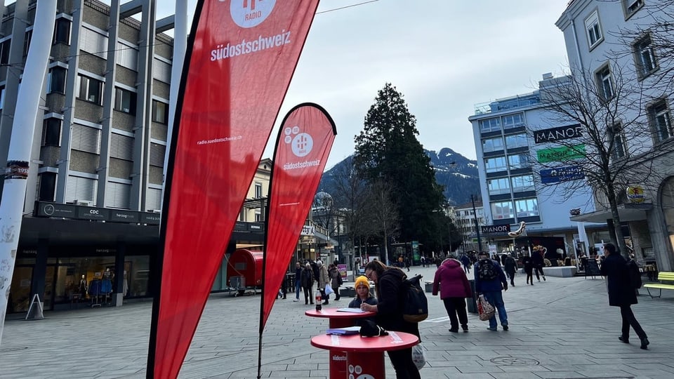 Personen sammeln Unterschriften dür das Radio Südostschweiz
