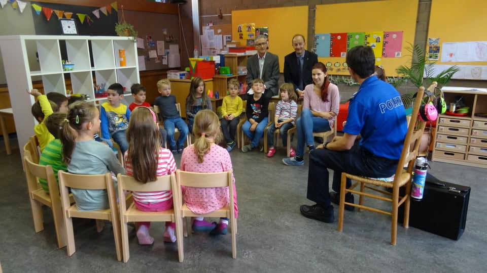 Durant l'instrucziun en la stanza da scola. Da la partida er il president da la citad ed il cumandant da polizia.