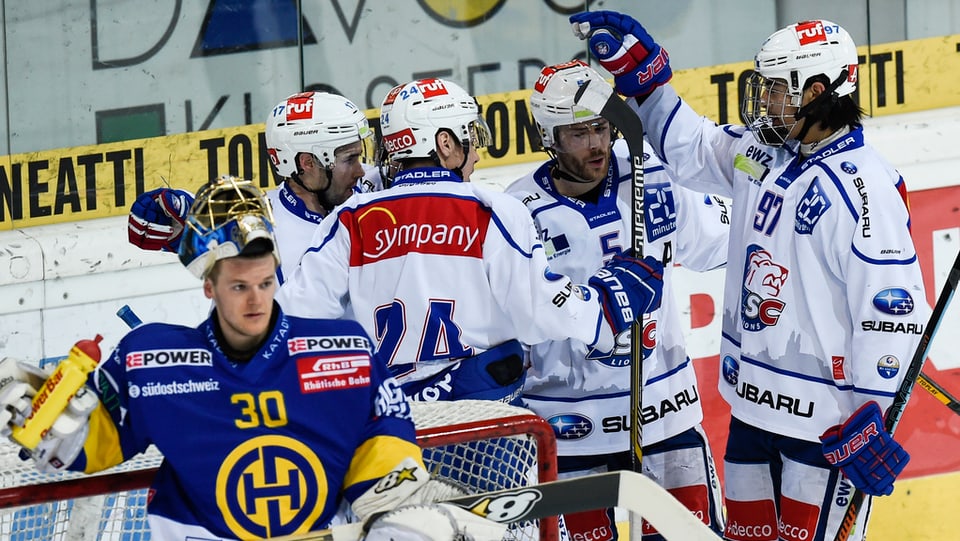 Ils giugaders dal ZSC Lions sa legran dal gol sajettà cunter il HCD, il goli da Tavau Leonardo Genoni è dischillus.