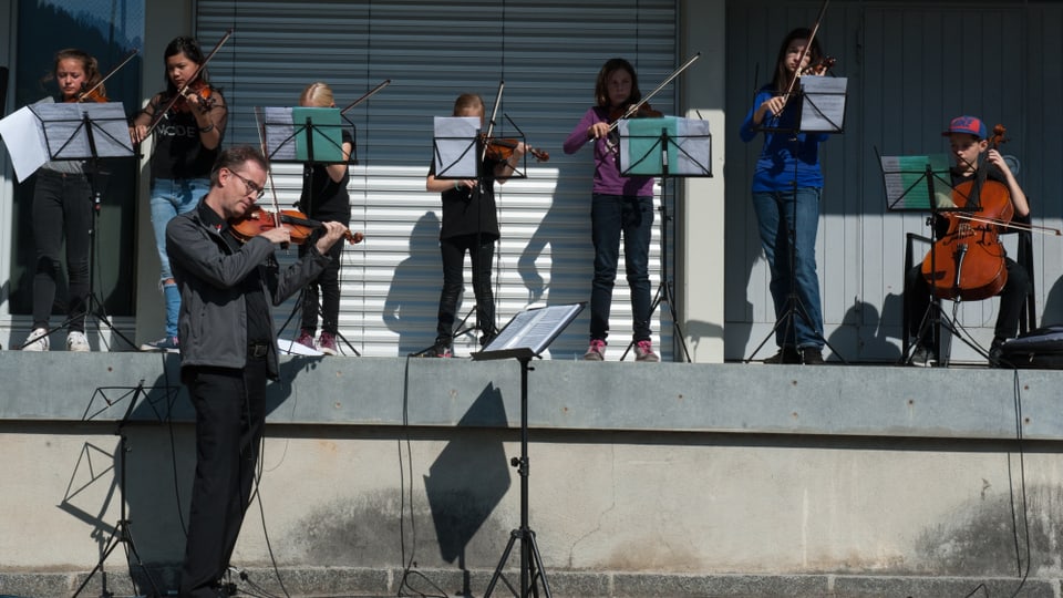 ScolarAs da la scola da musica e dal Center da formaziun Surselva han procurà per divertiment.