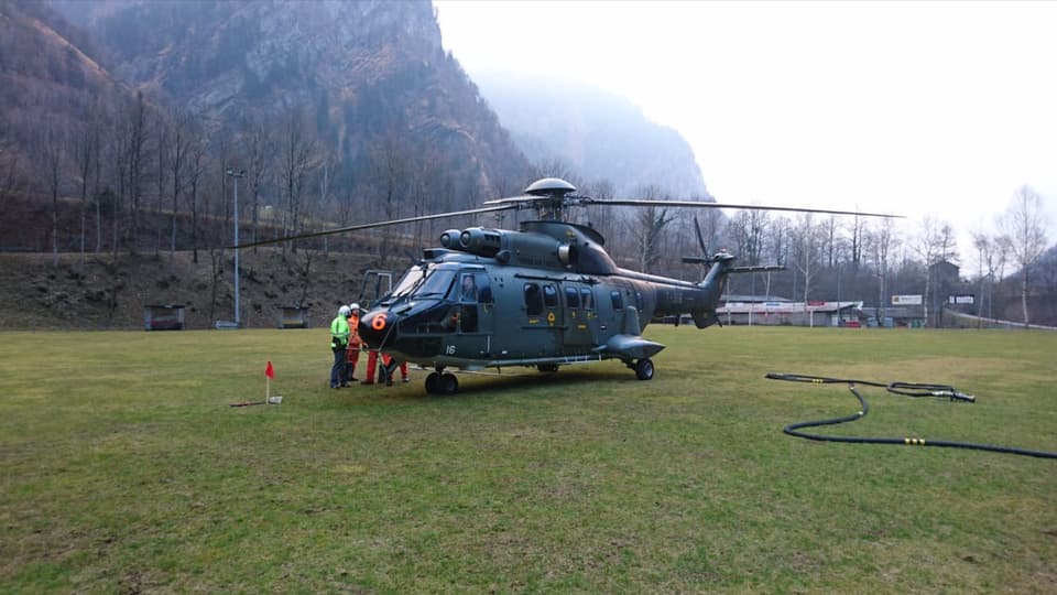 In Super-Puma da l'armada svizra tar il cumbat cunter ils incendis en la val Mesauc.