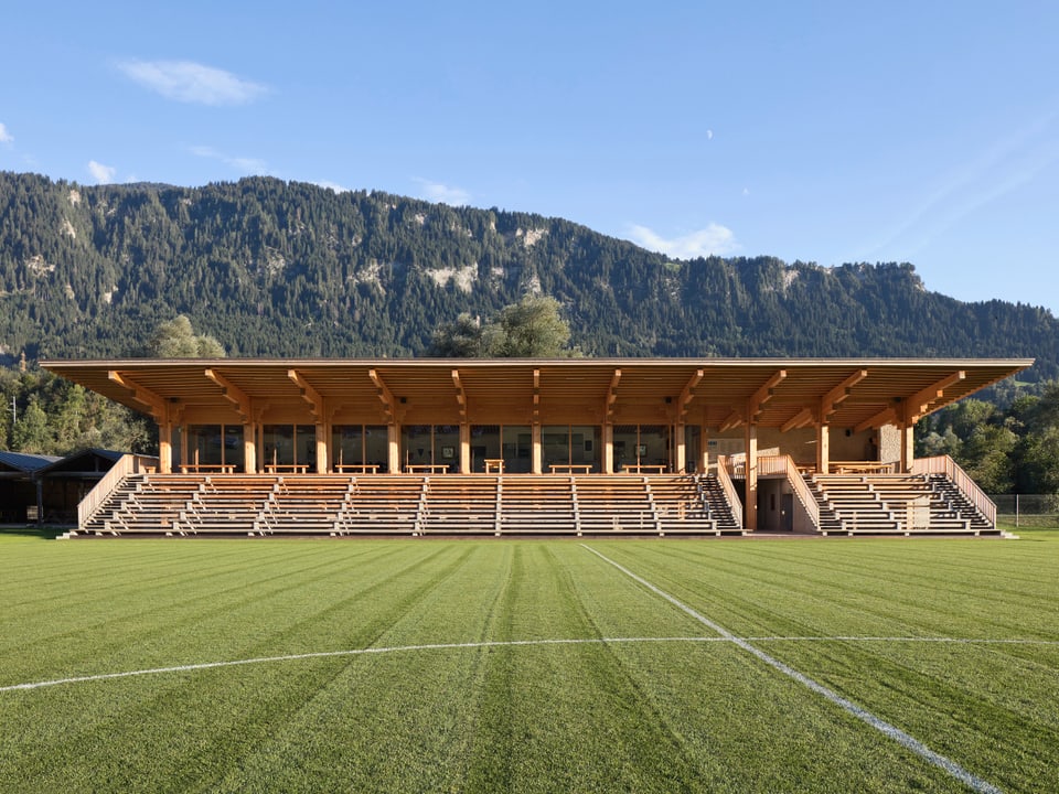 Il stadion da ballape da Schluein è ina construcziun en lain.