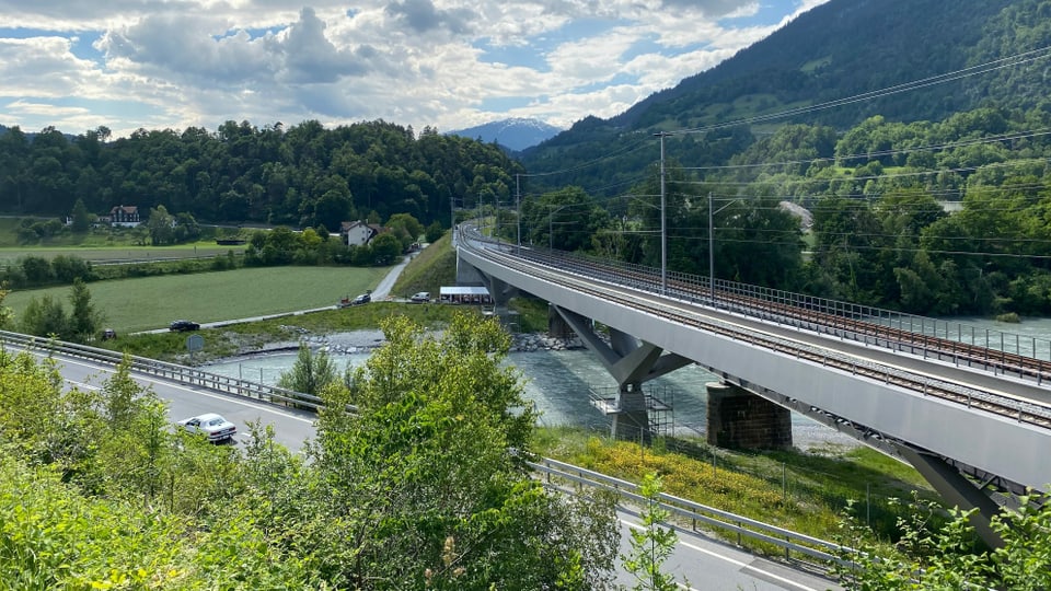 Autostrada A13 cun las duas punts da fier da la viafier retica.