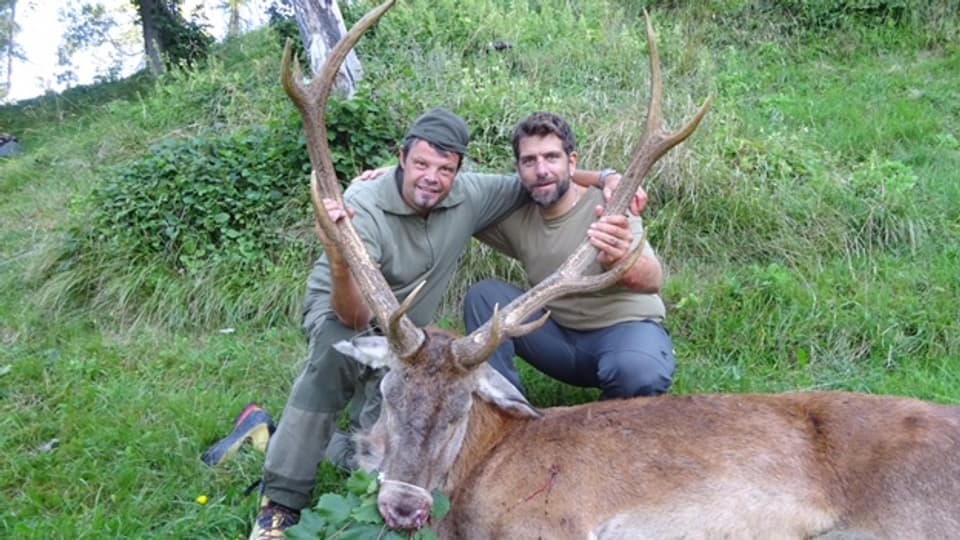 Roland Hohenegger (sanester) e Gian Fedi han gì fortuna e han pudì sajettar in taur da dudesch irregular cun passa 156 kilos e passa 101 cm corna.