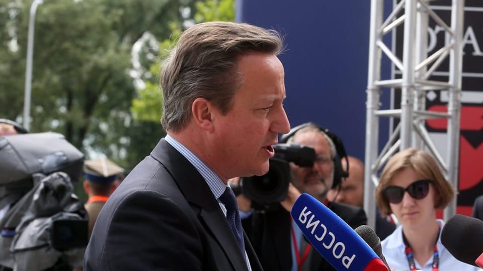 David Cameron discurra a Warschau en in microfon.