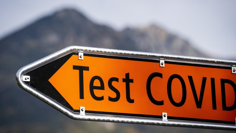 Tavla che mussa la direcziun tar il center da test da corona. 