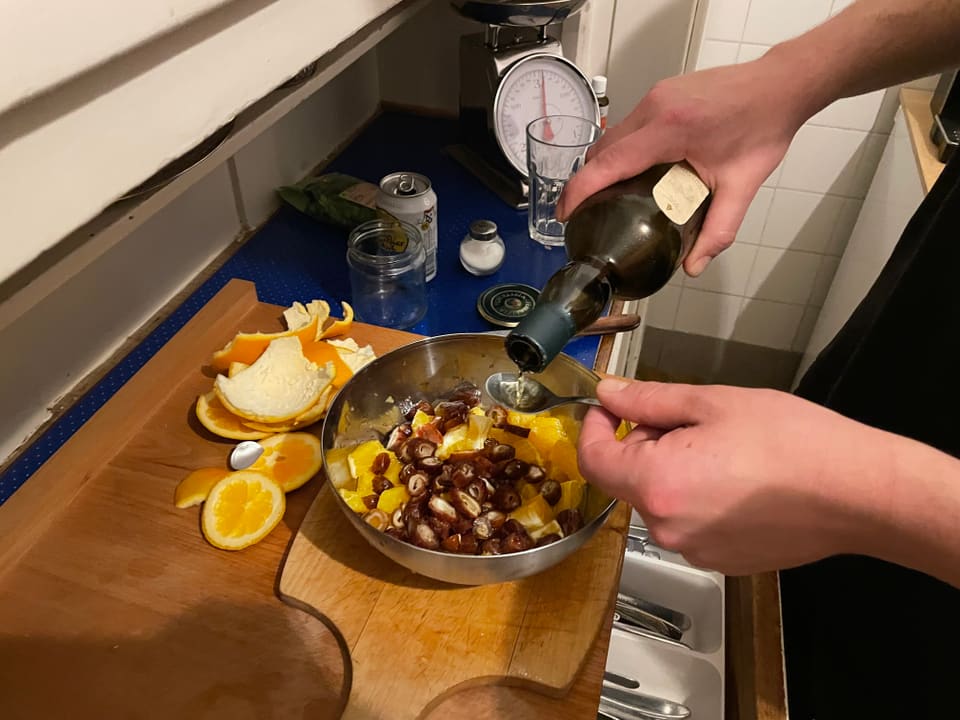 Für einen speziellen Geschmack wird ein Kaffelöffel Whisky hinzugefügt. 