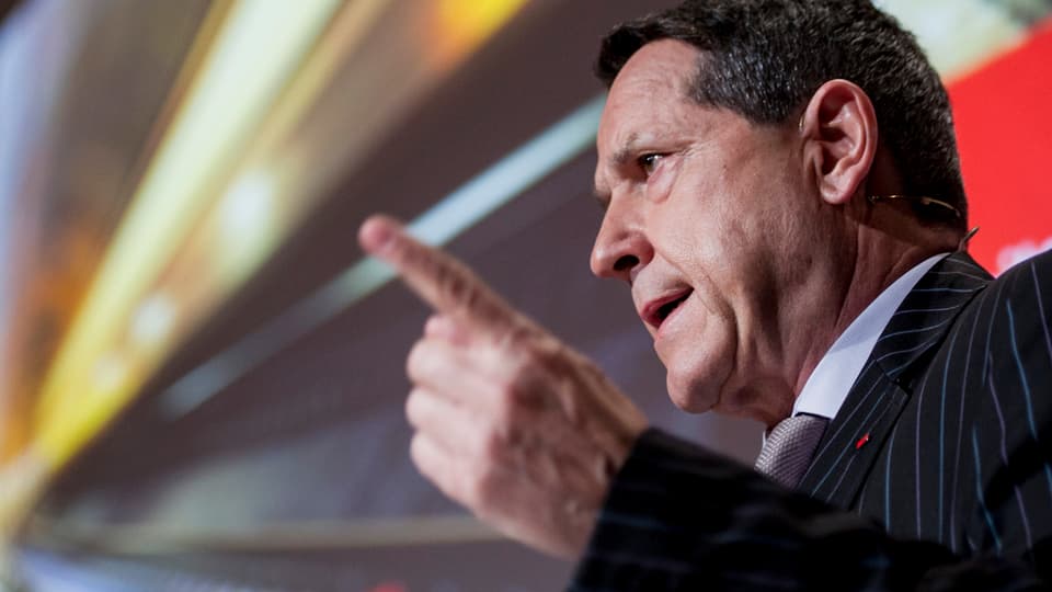 Ulrich Gygi (69) surdat il zercladur il presidi da la SBB a Monika Ribar.