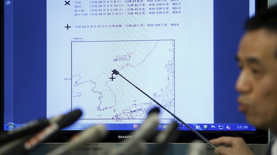 Geolog giapunais vid analisar in terratrembel.