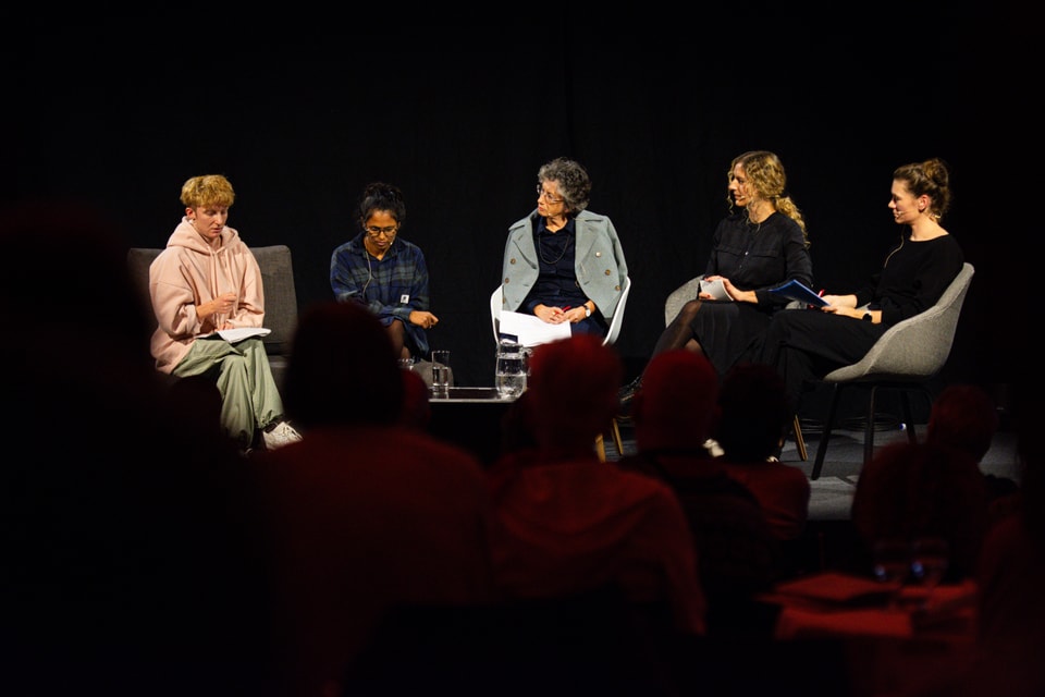Discusiun tranter Asa Hendry, Gianna Olinda Cadonau, Annetta Ganzoni, Marietta Cathomas Manetsch e Sabrina Bundi.