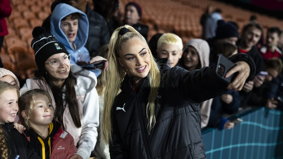 Alisha Lehmann fa ina fotografia cun fans.